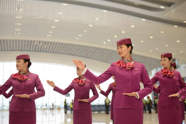 渝贵铁路首发班组亮相，10名动妹展现专业服务礼仪