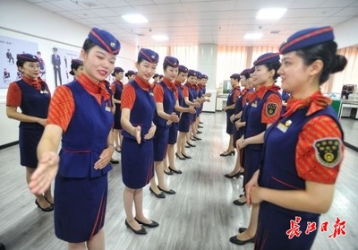 武汉高铁明星服务队 咬着筷子练微笑 掐表计时整车厢