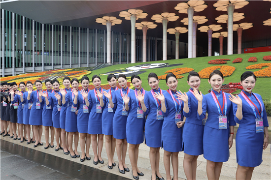 日行两万步，六届全勤 80名东航“凌燕”志愿者在进博会闪耀礼仪服务